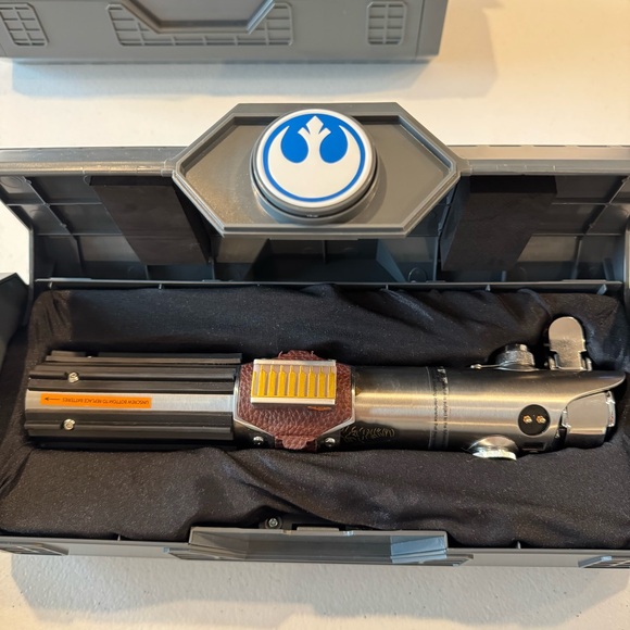 Reforged Luke Skywalker Legacy LIGHTSABER Hilt - Star Wars: Galaxy's Edge - Picture 3 of 14